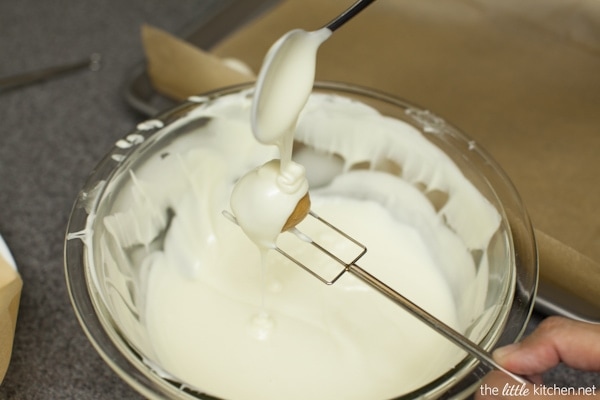 White Chocolate Cookie Butter Truffles from thelittlekitchen.net White Chocolate Cookie Butter Truffles from thelittlekitchen.net